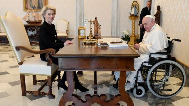 Papa Francesco riceve Ursula von del Leyen in Vaticano (Ansa)