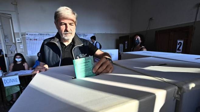 Marco Bucci al voto nel seggio elettorale di via Fieschi, Genova (Ansa)