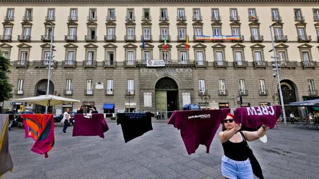 Una colorata stesa di panni davanti alla sede del Comune di Napoli