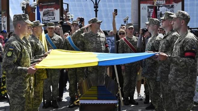 Funerale di un soldato ucraino a Kiev (Ansa)