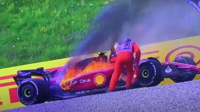 La Ferrari di Sainz in fiamme (Ansa)