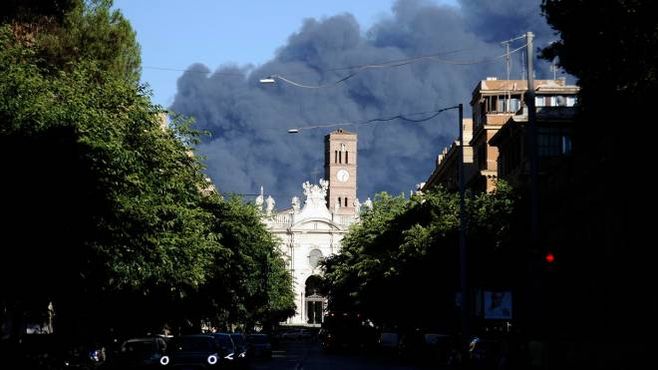 La colonna di fumo nero nel cielo di Roma