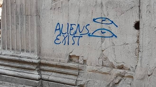 Scritte vandaliche sul Pantheon (foto da Facebook)