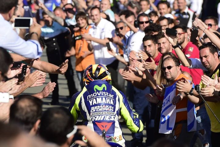 Valentino accolto dai fan a fine gara (AFP)