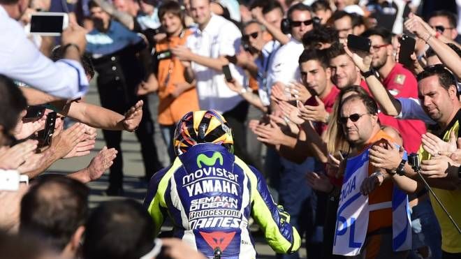 Valentino accolto dai fan a fine gara (AFP)