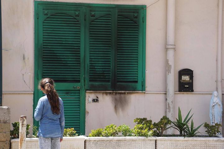 L'esterno dell'abitazione di 
Caivano (Napoli) dove sta scontando i domiciliari la compagna di Raimondo Caputo (Ansa)