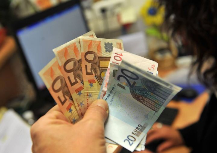 L'euro è la moneta ufficiale della Ue: 2002