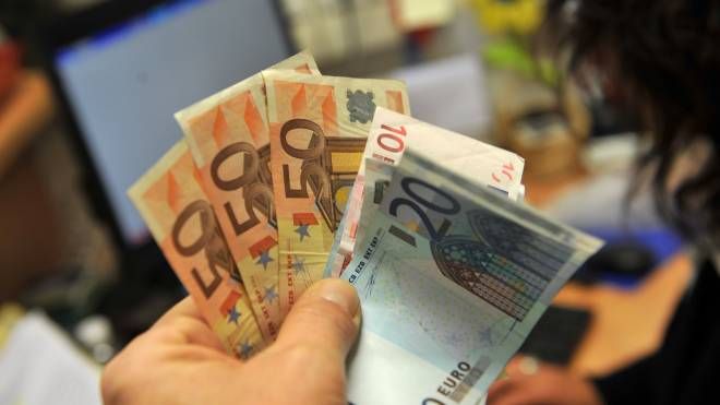 L'euro è la moneta ufficiale della Ue: 2002