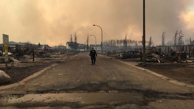 Continua il vasto incendio che ha colpito la zona di Fort McMurray, Alberta, Canada (afp)