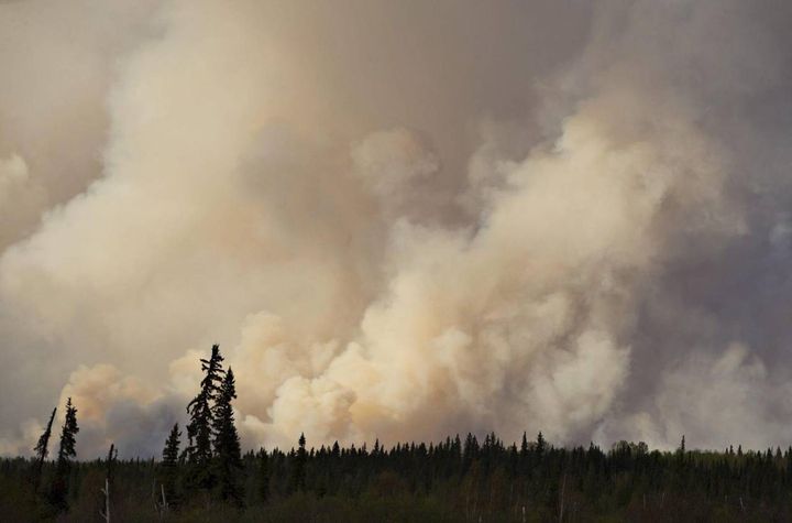 Continua il vasto incendio che ha colpito la zona di Fort McMurray, Alberta, Canada (ansa)