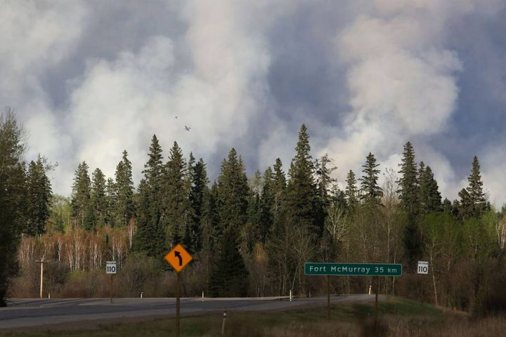 Continua il vasto incendio che ha colpito la zona di Fort McMurray, Alberta, Canada (olycom)