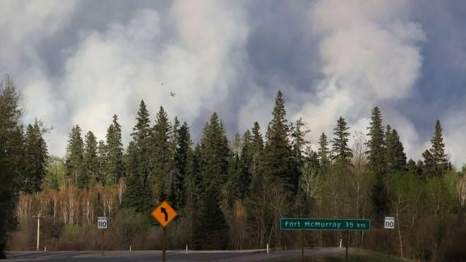 Continua il vasto incendio che ha colpito la zona di Fort McMurray, Alberta, Canada (olycom)