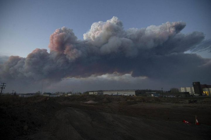 Continua il vasto incendio che ha colpito la zona di Fort McMurray, Alberta, Canada (ansa)