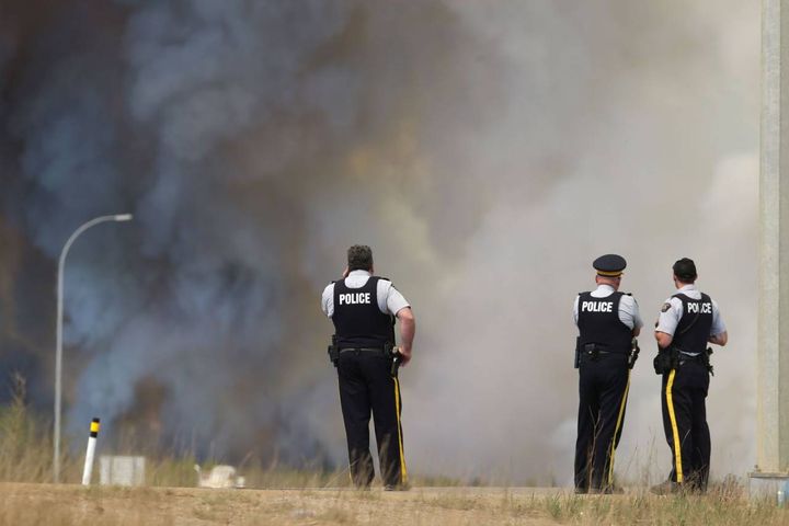 Continua il vasto incendio che ha colpito la zona di Fort McMurray, Alberta, Canada (afp)