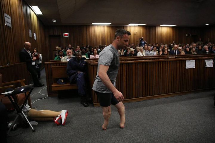 Oscar Pistorius sfila davanti ai giudici senza le protesi (ansa)