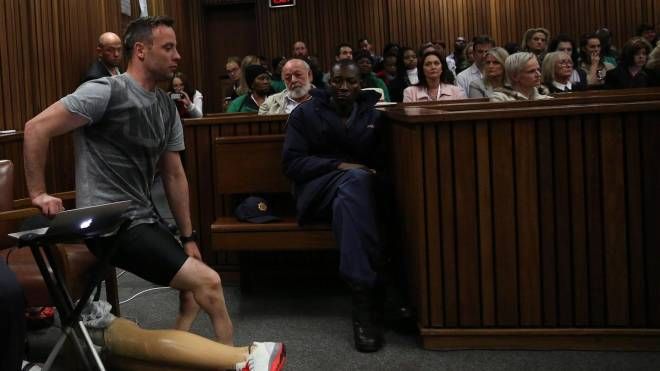Oscar Pistorius sfila davanti ai giudici senza le protesi (ansa)