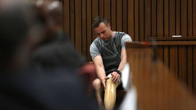 Oscar Pistorius sfila davanti ai giudici senza le protesi (afp)