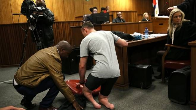 Oscar Pistorius sfila davanti ai giudici senza le protesi (afp)