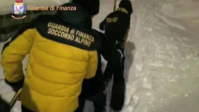 Uomini dei soccorsi si fanno strada nella neve all'hotel Rigopiano (Afp)