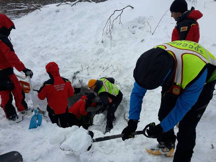 Gli uomini dei soccorsi scavano nella neve all'hotel Rigopiano (Afp)