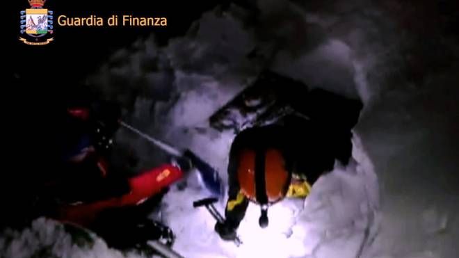 I soccorritori scavano nella neve