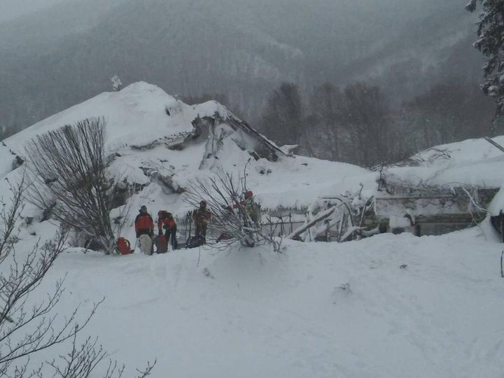 L'hotel, in parte crollato e in parte sommerso dalla neve (Ansa)