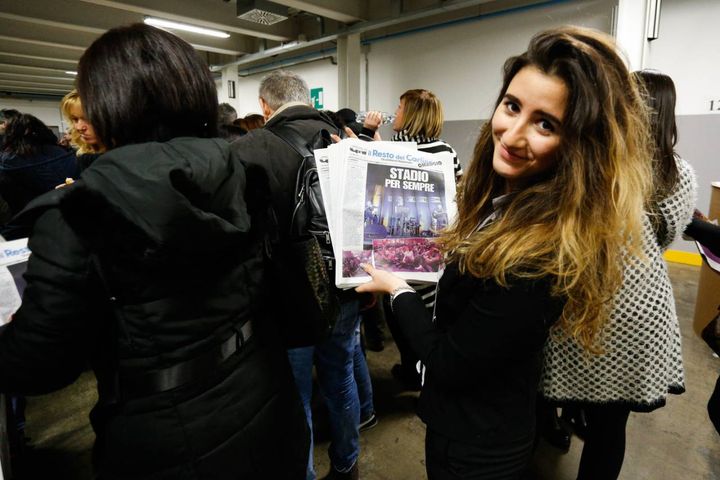 Una fan con la copertina del Resto del Carlino dedicata al raduno dei fan (fotoSchicchi)