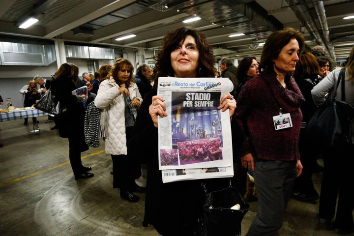 Un gruppo di fan mostrano la copertina del Resto del Carlino dedicata al raduno dei fan degli Stadio (fotoSchicchi)