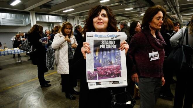 Un gruppo di fan mostrano la copertina del Resto del Carlino dedicata al raduno dei fan degli Stadio (fotoSchicchi)