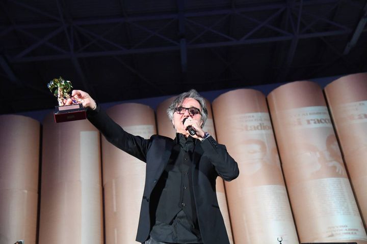 Gaetano Curreri con la statuetta vinta a Sanremo 2016 (fotoSchicchi)
