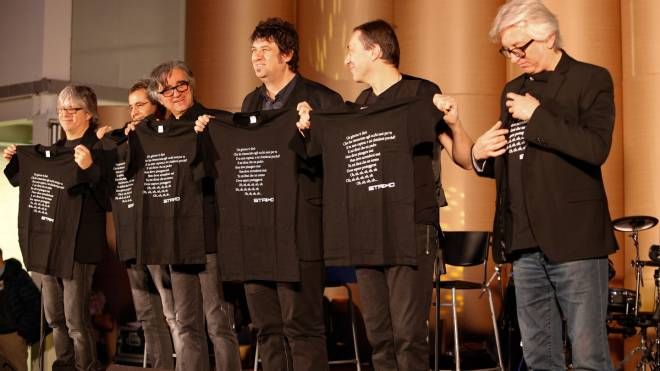 Gli Stadio e la maglietta dedicata alla canzone con cui hanno vinto Sanremo 2016: 'Un giorno mi dirai' (fotoSchicchi)