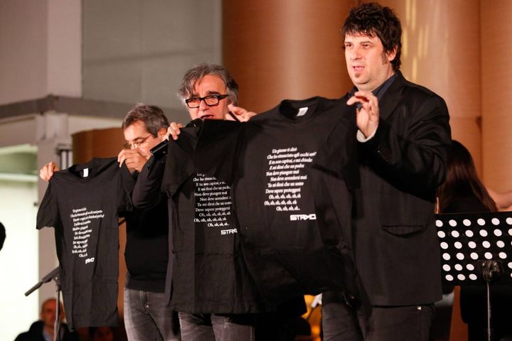 Giovanni Pezzoli, Gaetano Curreri e Roberto Drovandi con la maglietta dedicata al brano vincitore di Sanremo 2016 (fotoSchicchi)