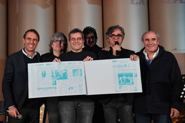 Il direttore di Qn e il Resto del Carlino, Andrea Cangini con gli Stadio e il vicedirettore del Resto del Carlino, Beppe Boni (fotoSchicchi)