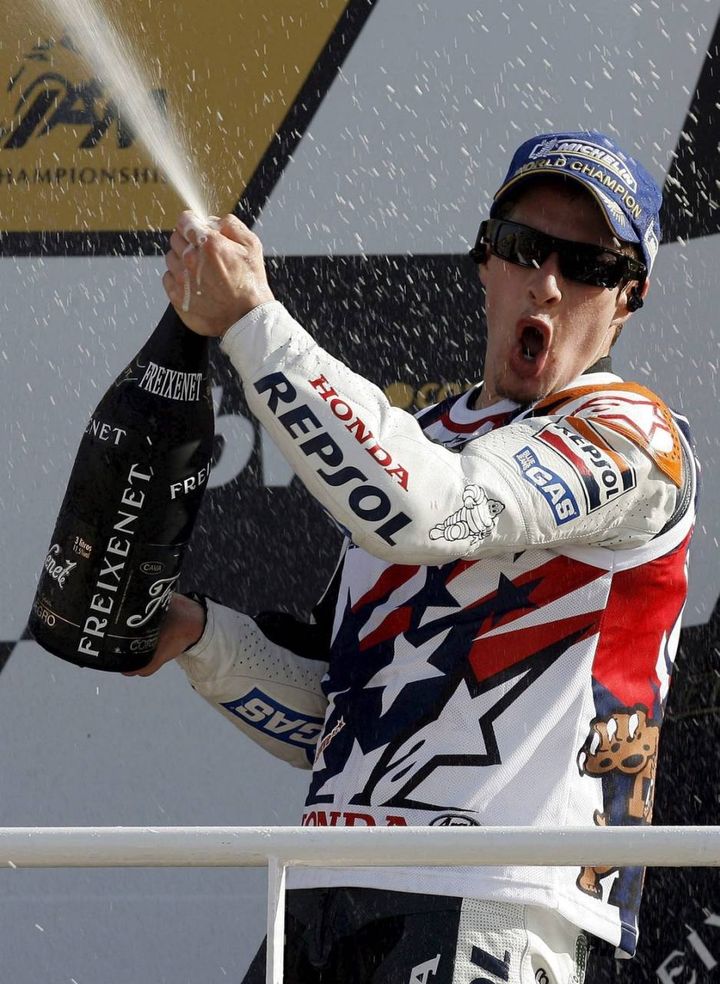 Nicky Hayden celebra la vittoria nel 2006 nella MotoGp (Ansa)