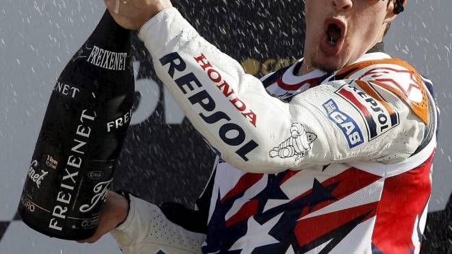 Nicky Hayden celebra la vittoria nel 2006 nella MotoGp (Ansa)
