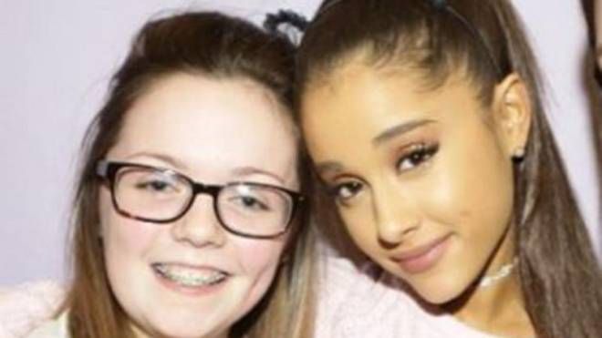 Georgina Callander, 16 anni, in una foto con Ariana Grande (Twitter)
