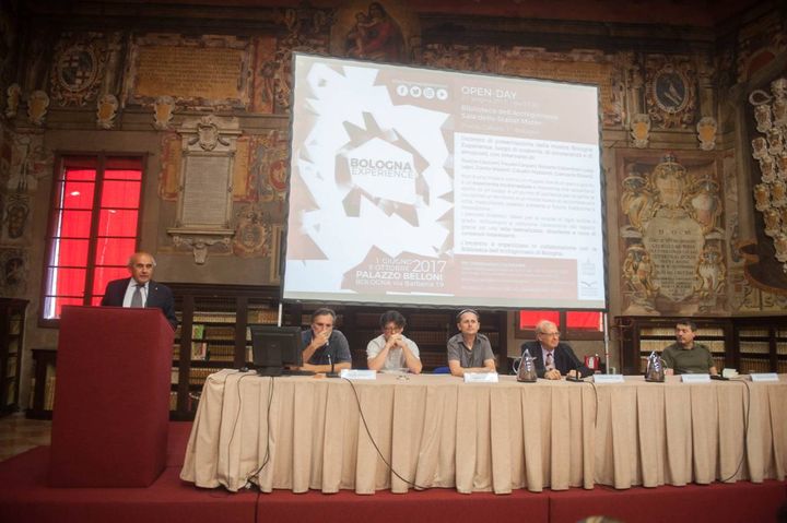 Gli ospiti dell'open day di Bologna Experience alla biblioteca dell'Archiginnasio (foto Schicchi)