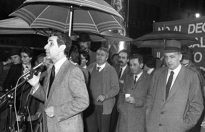 Con Enrico Berlinguer e Giorgio Napolitano durante la veglia del PCI per decreto inflazione (Ansa, 1984)