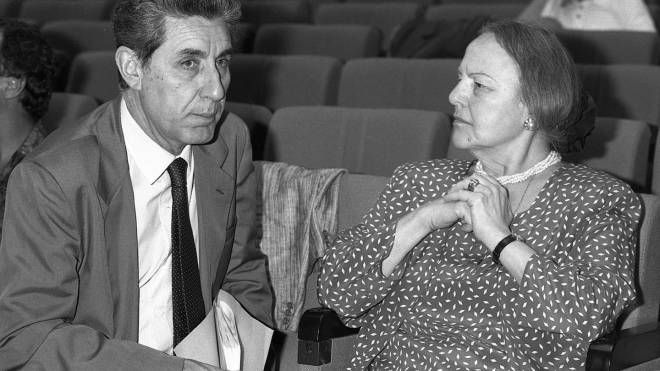 Con Nilde Jotti durante il consiglio Nazionale P.D.S. (Ansa, 1991)