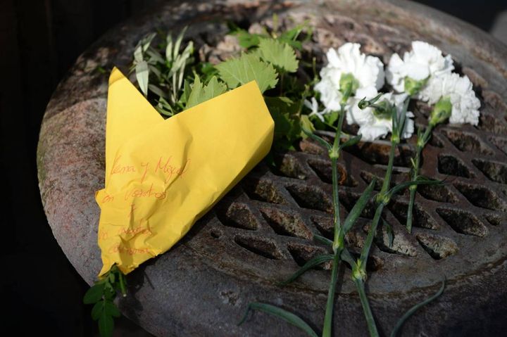 L'omaggio alle vittime dell'attacco sulle Rambla (Afp)