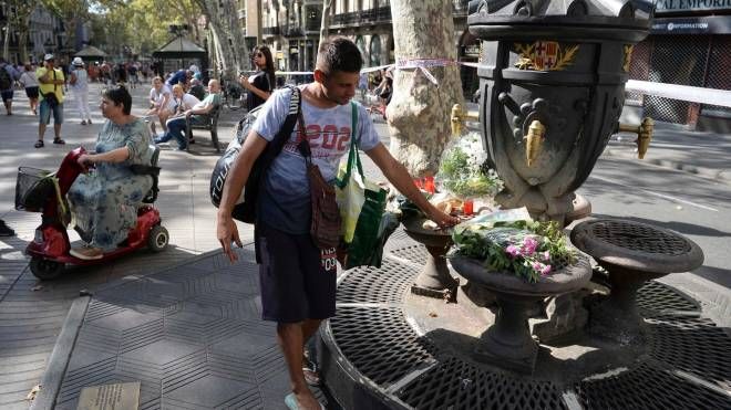 L'omaggio alle vittime dell'attacco sulle Rambla (Afp)