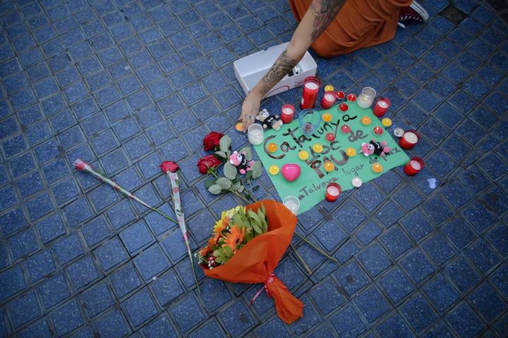 L'omaggio alle vittime dell'attacco sulle Rambla (Ansa)
