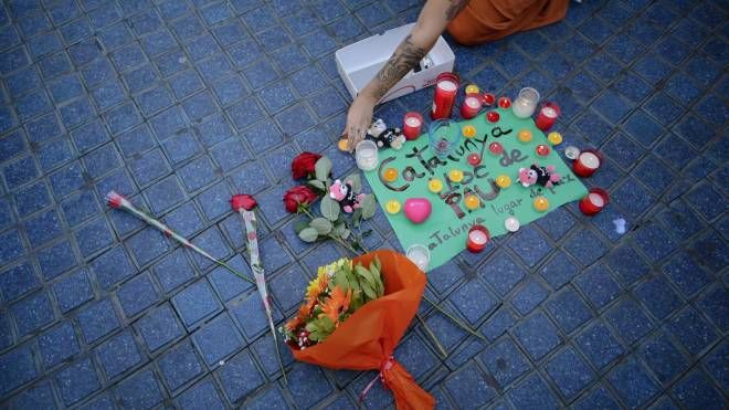 L'omaggio alle vittime dell'attacco sulle Rambla (Ansa)