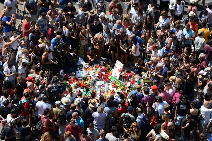 L'omaggio alle vittime dell'attacco sulle Rambla (Lapresse)