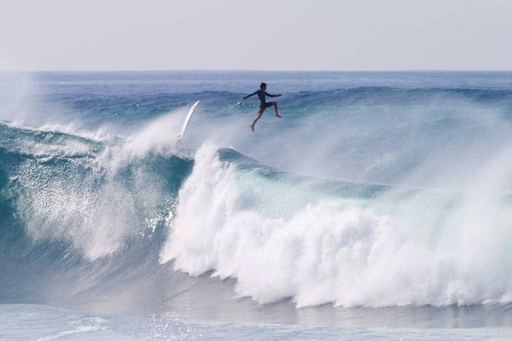 Hawaii, il surfista americano Balaram Stack, 13 gennaio 2017 (Afp, Brian Bielmann)