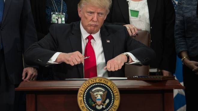 Il presidente Usa Donald Trump firma l'ordine di costruzione del muro con il Messico, 25 gennaio 2017 (Afp, Nicholas Kamm)
