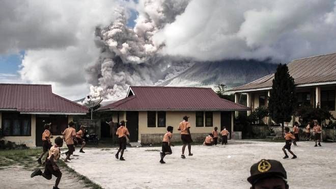 Sumatra, l'eruzione del vulcano Sinabung vista da una scuola elementare,  10 febbraio 2017 (Afp)