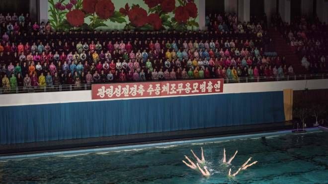 Corea del Nord, nuoto sincronizzato durante i festeggiameni del 75esimo anniversario dalla nascita dell'ex leader Kim Jong-Il, 15 febbraio 2017 (Afp, Ed Jones)
