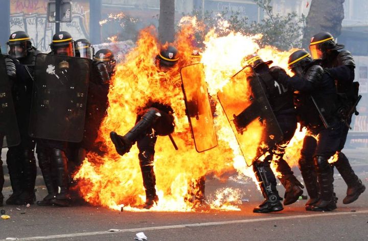 Parigi, polizia intrappolata tra le fiamme durante gli scontri della marcia dei lavoratori, 1 maggio 2017 (Afp, Zakaria Abdelkafi)
