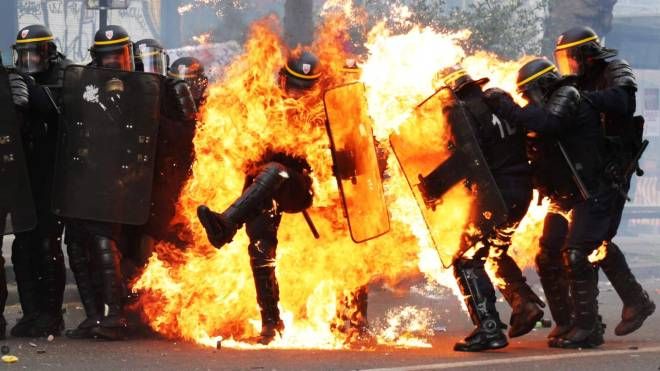 Parigi, polizia intrappolata tra le fiamme durante gli scontri della marcia dei lavoratori, 1 maggio 2017 (Afp, Zakaria Abdelkafi)